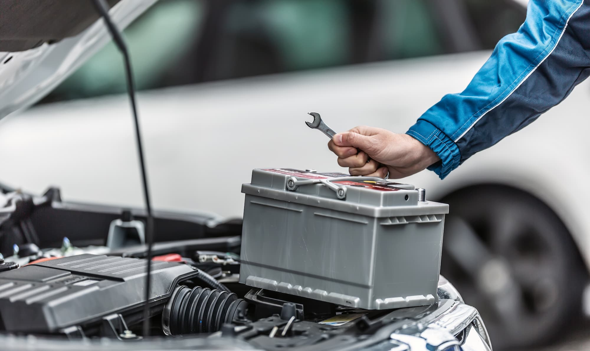 ADOBESTOCK_472463067 | Garage Leader Quelle référence vérifier avant d’acheter un alternateur ou une batterie d’occasion ? Saint-Dié-des-Vosges